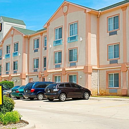 ซูเปอร์ 8 บาย วินด์แฮม เออร์วิง/ดีเอฟดับเบิลยู/แอร์พอร์ต/นอร์ท Hotel ภายนอก รูปภาพ