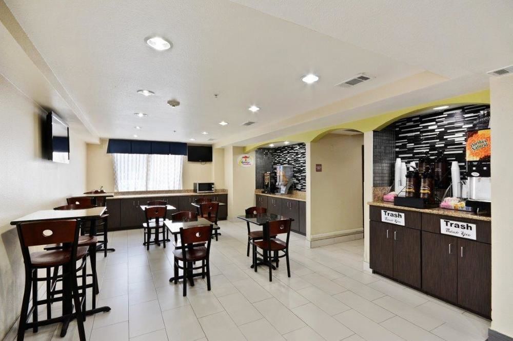 ซูเปอร์ 8 บาย วินด์แฮม เออร์วิง/ดีเอฟดับเบิลยู/แอร์พอร์ต/นอร์ท Hotel ภายนอก รูปภาพ